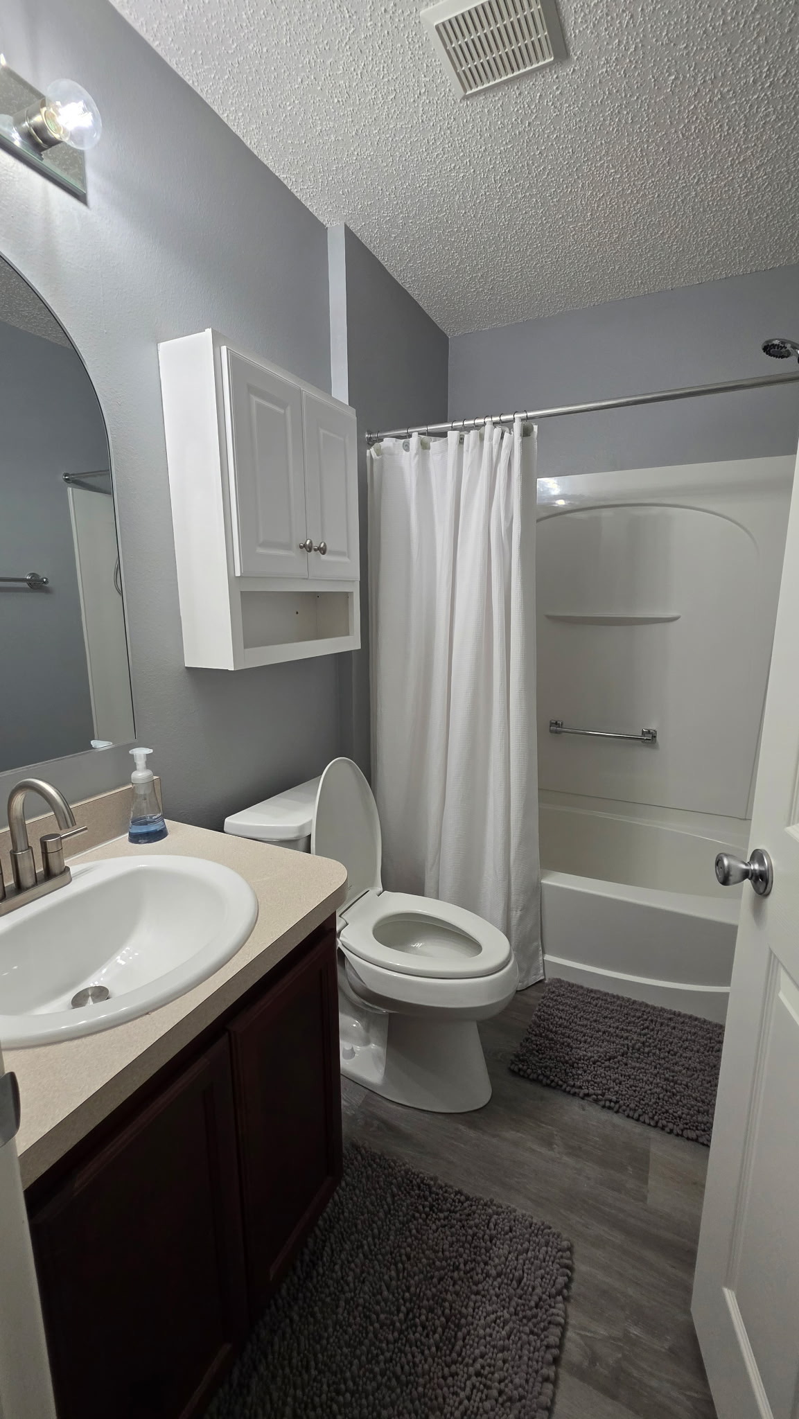 Sparkling clean bathroom by Palma Cleaning