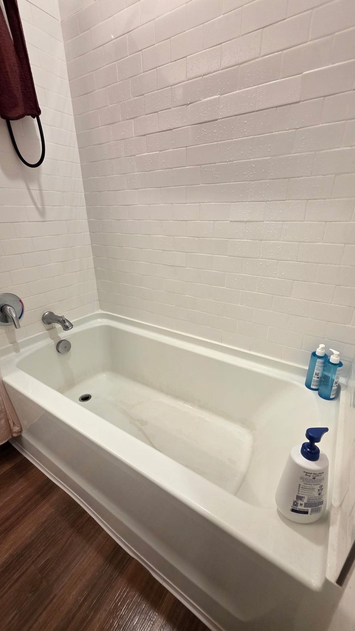 Bathtub before deep cleaning