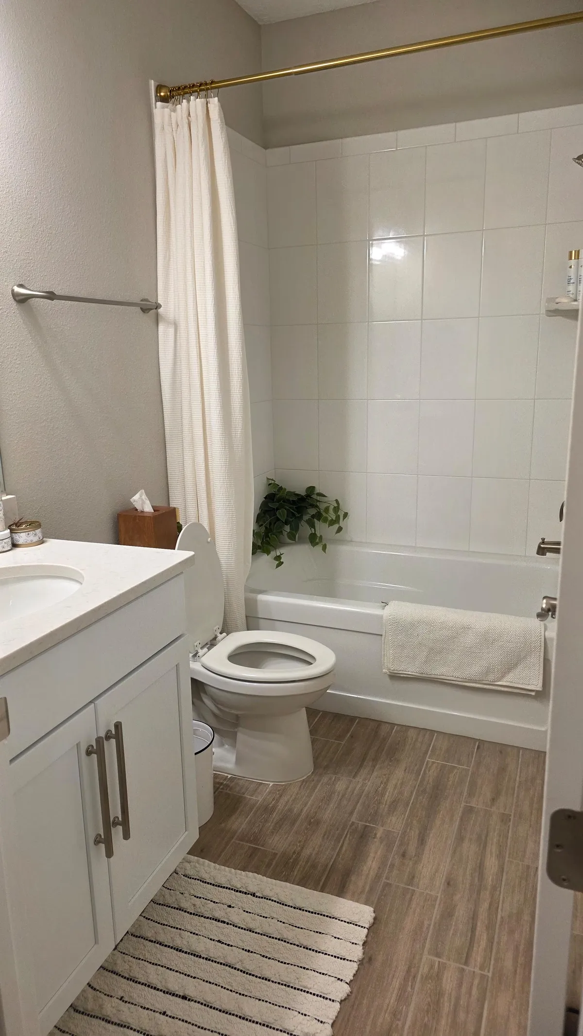 Guest bathroom staged after cleaning in Ocala