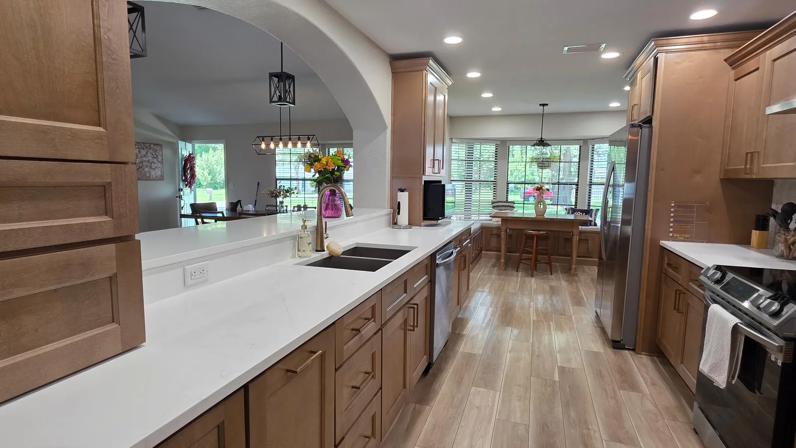 White quartz kitchen after house cleaning in Ocala FL